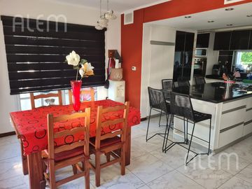 Casa con 5 Dormitorios en Echeverria del Lago