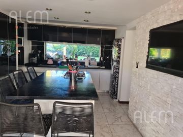 Casa con 5 Dormitorios en Echeverria del Lago
