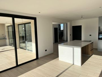 Riberas, Puertos | Venta | Retasada - Interesante casa de 5 amb con pileta y doble altura en living