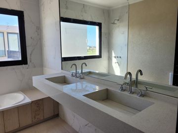 Riberas, Puertos | Venta | Retasada - Interesante casa de 5 amb con pileta y doble altura en living