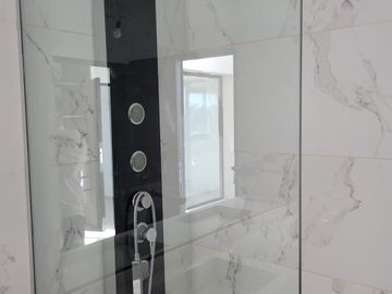 Riberas, Puertos | Venta | Retasada - Interesante casa de 5 amb con pileta y doble altura en living