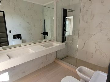 Riberas, Puertos | Venta | Retasada - Interesante casa de 5 amb con pileta y doble altura en living