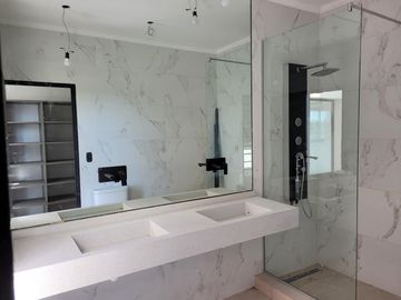 Riberas, Puertos | Venta | Retasada - Interesante casa de 5 amb con pileta y doble altura en living