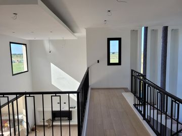 Riberas, Puertos | Venta | Retasada - Interesante casa de 5 amb con pileta y doble altura en living