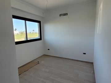 Riberas, Puertos | Venta | Retasada - Interesante casa de 5 amb con pileta y doble altura en living