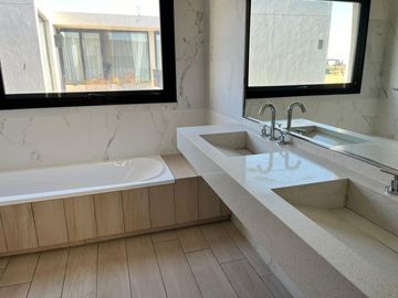 Riberas, Puertos | Venta | Retasada - Interesante casa de 5 amb con pileta y doble altura en living