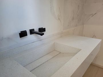 Riberas, Puertos | Venta | Retasada - Interesante casa de 5 amb con pileta y doble altura en living