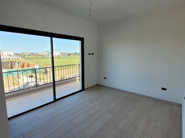 Riberas, Puertos | Venta | Retasada - Interesante casa de 5 amb con pileta y doble altura en living