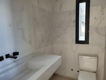 Riberas, Puertos | Venta | Retasada - Interesante casa de 5 amb con pileta y doble altura en living