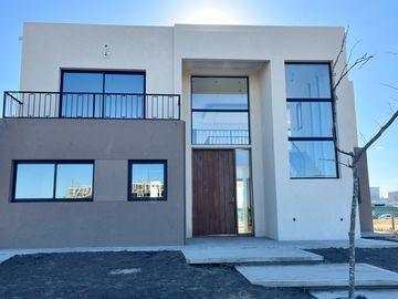 Riberas, Puertos | Venta | Retasada - Interesante casa de 5 amb con pileta y doble altura en living
