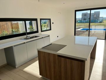 Riberas, Puertos | Venta | Retasada - Interesante casa de 5 amb con pileta y doble altura en living