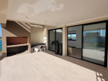 Riberas, Puertos | Venta | Retasada - Interesante casa de 5 amb con pileta y doble altura en living