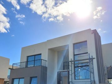 Riberas, Puertos | Venta | Retasada - Interesante casa de 5 amb con pileta y doble altura en living