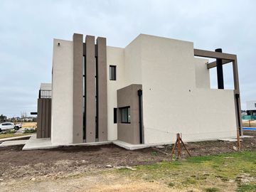 Riberas, Puertos | Venta | Retasada - Interesante casa de 5 amb con pileta y doble altura en living