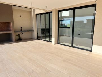 Riberas, Puertos | Venta | Retasada - Interesante casa de 5 amb con pileta y doble altura en living