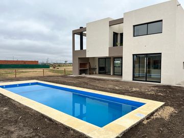 Riberas, Puertos | Venta | Retasada - Interesante casa de 5 amb con pileta y doble altura en living