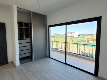 Riberas, Puertos | Venta | Retasada - Interesante casa de 5 amb con pileta y doble altura en living