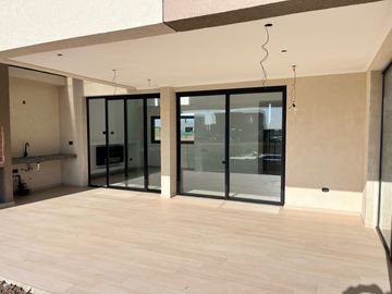 Riberas, Puertos | Venta | Retasada - Interesante casa de 5 amb con pileta y doble altura en living