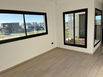 Riberas, Puertos | Venta | Retasada - Interesante casa de 5 amb con pileta y doble altura en living