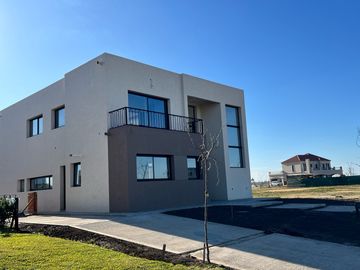 Riberas, Puertos | Venta | Retasada - Interesante casa de 5 amb con pileta y doble altura en living