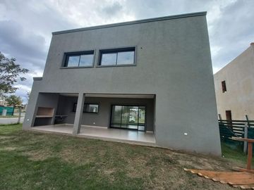 CASA A ESTRENAR EN BARRIO SAN PABLO, PILAR! CON PISCINA!