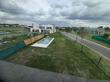 CASA A ESTRENAR EN BARRIO SAN PABLO, PILAR! CON PISCINA!