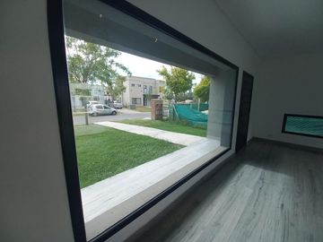 CASA A ESTRENAR EN BARRIO SAN PABLO, PILAR! CON PISCINA!