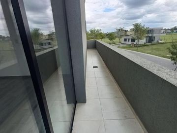 CASA A ESTRENAR EN BARRIO SAN PABLO, PILAR! CON PISCINA!