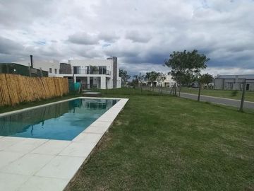 CASA A ESTRENAR EN BARRIO SAN PABLO, PILAR! CON PISCINA!