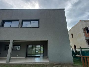 CASA A ESTRENAR EN BARRIO SAN PABLO, PILAR! CON PISCINA!