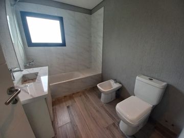CASA A ESTRENAR EN BARRIO SAN PABLO, PILAR! CON PISCINA!