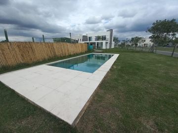 CASA A ESTRENAR EN BARRIO SAN PABLO, PILAR! CON PISCINA!