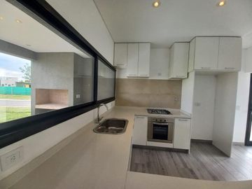 CASA A ESTRENAR EN BARRIO SAN PABLO, PILAR! CON PISCINA!