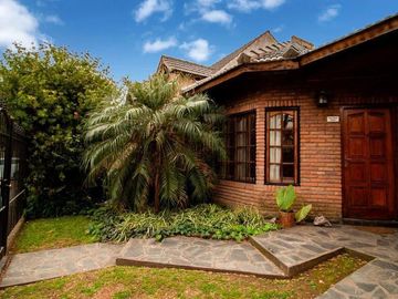 Casa en venta 3 dormitorios Castelar Norte con piscina