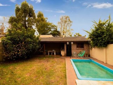 Casa en venta 3 dormitorios Castelar Norte con piscina