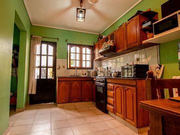Casa en venta 3 dormitorios Castelar Norte con piscina