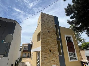 Departamento en planta baja con parrilla y cochera en San Bernardo