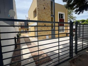 Departamento en planta baja con parrilla y cochera en San Bernardo