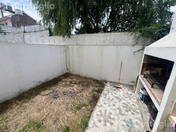 Departamento en planta baja con parrilla y cochera en San Bernardo
