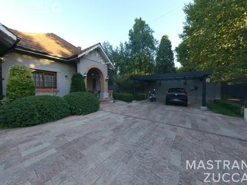 Casa de estilo desarrollada sobre doble lote en excelente zona residencial