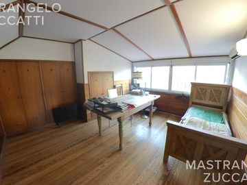Casa de estilo desarrollada sobre doble lote en excelente zona residencial