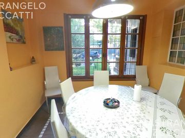 Casa de estilo desarrollada sobre doble lote en excelente zona residencial