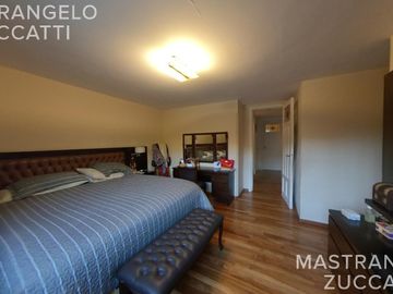 Casa de estilo desarrollada sobre doble lote en excelente zona residencial