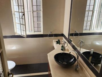 Casa de estilo desarrollada sobre doble lote en excelente zona residencial