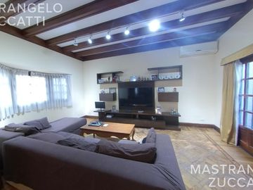 Casa de estilo desarrollada sobre doble lote en excelente zona residencial