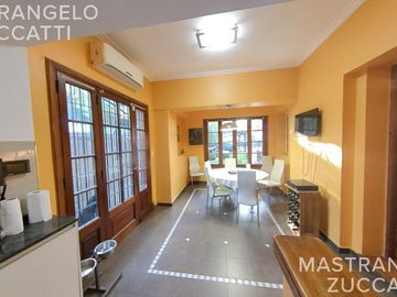 Casa de estilo desarrollada sobre doble lote en excelente zona residencial