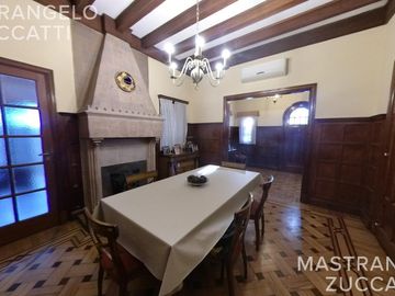 Casa de estilo desarrollada sobre doble lote en excelente zona residencial
