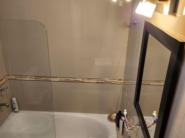 Casa de estilo desarrollada sobre doble lote en excelente zona residencial