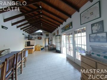Casa de estilo desarrollada sobre doble lote en excelente zona residencial