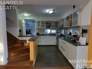 Casa de estilo desarrollada sobre doble lote en excelente zona residencial